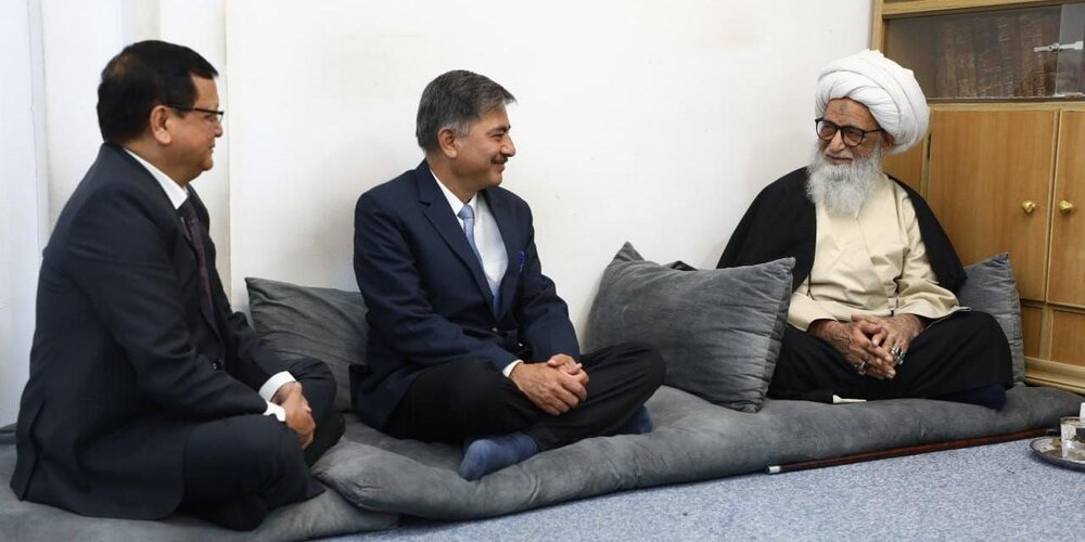 बगदाद में भारतीय दूतावास के एक प्रतिनिधिमंडल ने ٰआयतुल्लाह हाफ़िज़ बशीर नजफ़ी से मुलाकात की