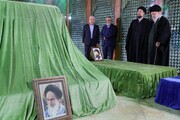 तस्वीरें / फ़ज्र दशक के आगमन पर इस्लामी क्रांति के सर्वोच्च नेता की इमाम खुमैनी के मक़बरे और शहीदो के मज़ार पर हाज़री