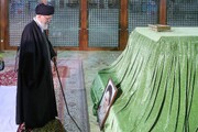 عشرہ فجر کی آمد، رہبر انقلاب اسلامی نے امام خمینی کے مزار اور شہدا کے قبرستان میں جاکر فاتحہ خوانی کی