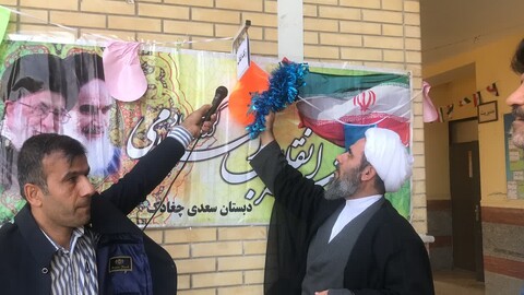 تصاویر/ نواخته شدن زنگ انقلاب در چغادک توسط مدیر حوزه علمیه بوشهر