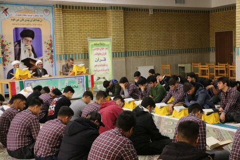 تصاویر/ محفل انس با قرآن دانش آموزی به مناسبت دهه فجر در کامیاران