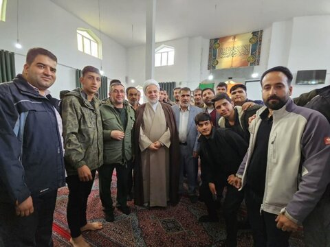 تصاویر/ دیدار مردم دوشان با نماینده ولی فقیه در کردستان در مسجد «دوشان» سنندج