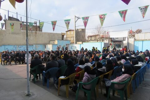 تصاویر نواخته شدن زنگ انقلاب در یکی از مدارس بروجرد