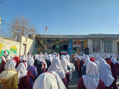 تصاویر جشن انقلاب در مدرسه امامت خرم آباد