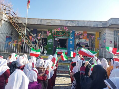 تصاویر جشن انقلاب در مدرسه امامت خرم آباد