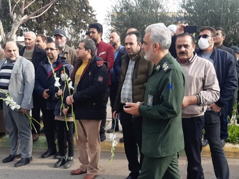 تصاویر/ گلباران تمثال امام خمینی(ره) در نخستین روز دهه مبارک فجردر  کاشان