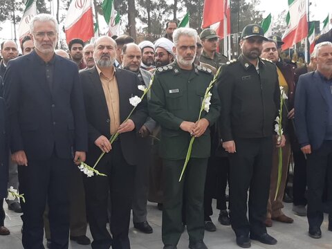تصاویر/ گلباران تمثال امام خمینی(ره) در نخستین روز دهه مبارک فجردر  کاشان