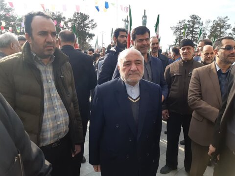 تصاویر/ گلباران تمثال امام خمینی(ره) در نخستین روز دهه مبارک فجردر  کاشان