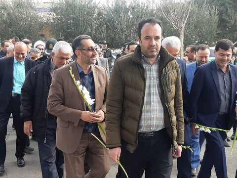 تصاویر/ گلباران تمثال امام خمینی(ره) در نخستین روز دهه مبارک فجردر  کاشان