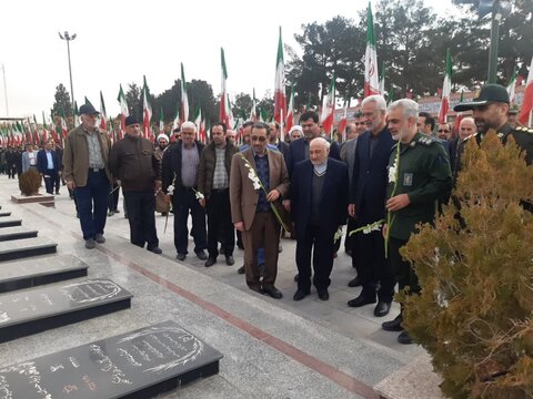 تصاویر/ گلباران تمثال امام خمینی(ره) در نخستین روز دهه مبارک فجردر  کاشان