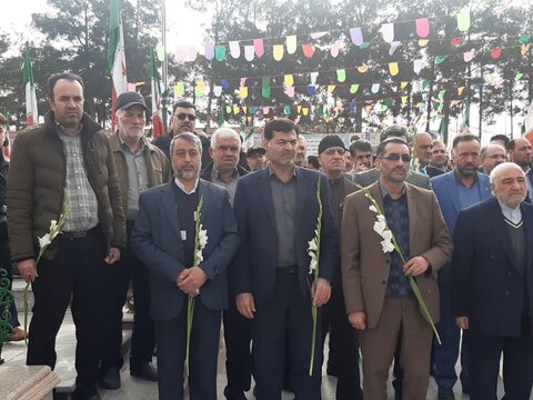 تصاویر/ گلباران تمثال امام خمینی(ره) در نخستین روز دهه مبارک فجردر  کاشان