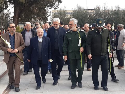 تصاویر/ گلباران تمثال امام خمینی(ره) در نخستین روز دهه مبارک فجردر  کاشان