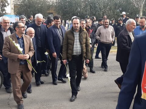 تصاویر/ گلباران تمثال امام خمینی(ره) در نخستین روز دهه مبارک فجردر  کاشان