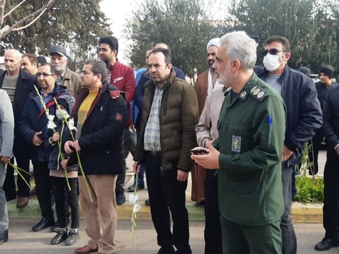 تصاویر/ گلباران تمثال امام خمینی(ره) در نخستین روز دهه مبارک فجردر  کاشان