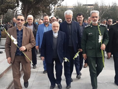 تصاویر/ گلباران تمثال امام خمینی(ره) در نخستین روز دهه مبارک فجردر  کاشان