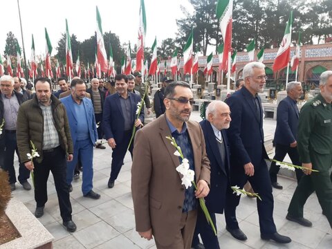 تصاویر/ گلباران تمثال امام خمینی(ره) در نخستین روز دهه مبارک فجردر  کاشان