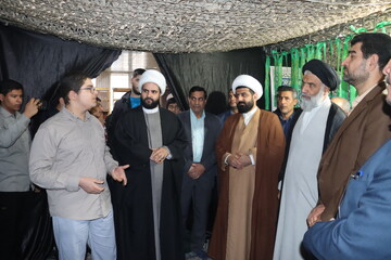 بازدید امام جمعه اهواز از نمایشگاه های دانش آموزی مدرسه انقلاب خوزستان + عکس