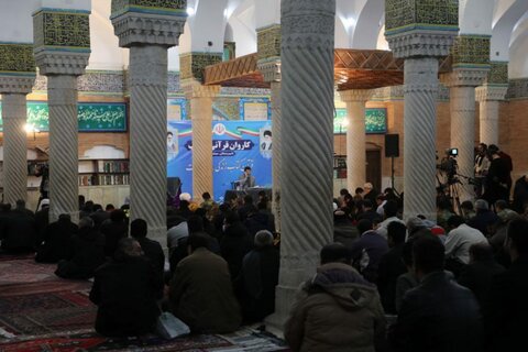 تصاویر/ اجرای برنامه قرائت قرآن توسط «کاروان قرآنی انقلاب» در مسجد جامع سنندج