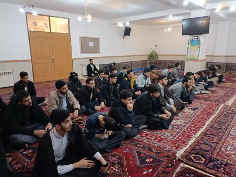 بالصور/ انعقاد جلسة لتبين مسائل  علم النفس الإسلامي لطلاب العلوم الدينية في مدينة خوي