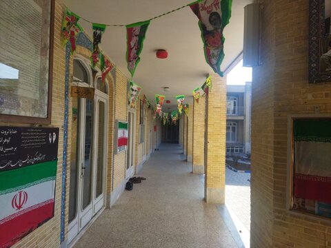 تصاویر فضا سازی مدرسه علمیه حضرت ولی عصر(عج) بروجرد در ایام الله دهه فجر