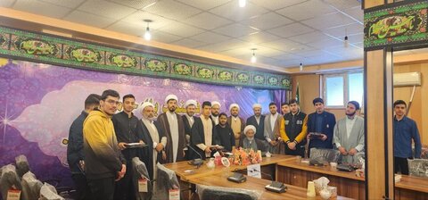 تصاویر/ راسم تجلیل از برگزیدگان پانزدهمین دوره جشنواره علامه حلّی و ممتازین تحصیلی نیمسال اول مدرسه علمیه امام خمینی(ره)ماکو