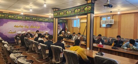 تصاویر/ راسم تجلیل از برگزیدگان پانزدهمین دوره جشنواره علامه حلّی و ممتازین تحصیلی نیمسال اول مدرسه علمیه امام خمینی(ره)ماکو