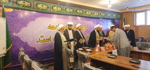 تصاویر/ راسم تجلیل از برگزیدگان پانزدهمین دوره جشنواره علامه حلّی و ممتازین تحصیلی نیمسال اول مدرسه علمیه امام خمینی(ره)ماکو