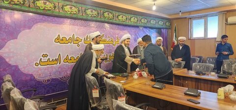 تصاویر/ راسم تجلیل از برگزیدگان پانزدهمین دوره جشنواره علامه حلّی و ممتازین تحصیلی نیمسال اول مدرسه علمیه امام خمینی(ره)ماکو