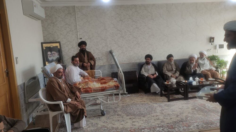 عیادت حوزویان کاشان از روحانی جانباز دوران دفاع مقدس