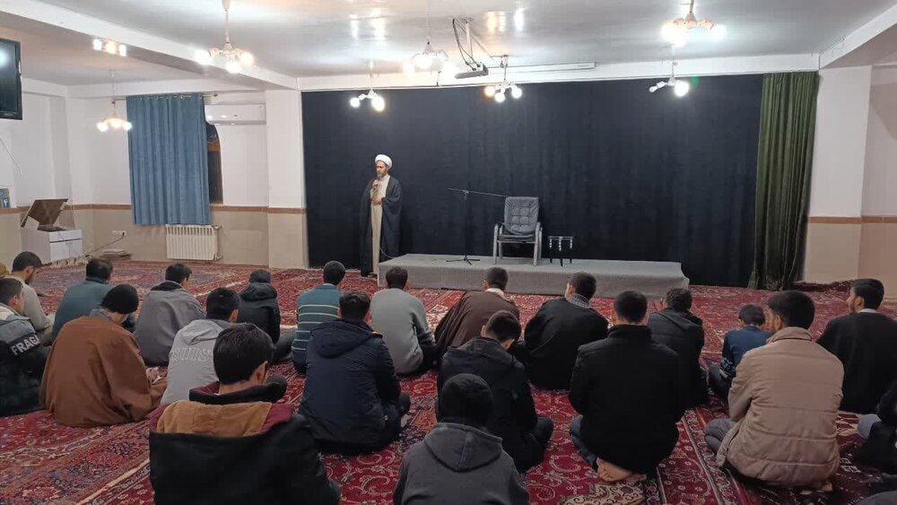 بالصور/ انعقاد جلسة لتبيين مسائل  علم النفس الإسلامي لطلاب العلوم الدينية في مدينة خوي