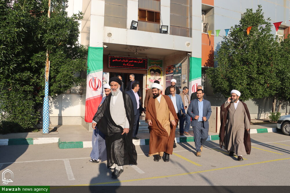 بازدید امام جمعه اهواز از دوازدهمین دوره نمایشگاه های دانش آموزی مدرسه انقلاب خوزستان