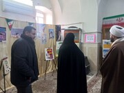 تصاویر/ برپایی نمایشگاه راه روشن مدرسه علمیه کوثر در امامزاده منصور شهرستان زرندیه