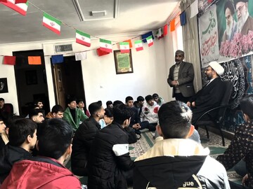 تصاویر/ دیدار جمعی از دانش آموزان الیگودرزی با امام‌ جمعه شهرستان