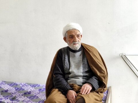 تصاویر/ تجلیل امام جمعه ماکو از روحانی رزمنده 8 سال دفاع مقدس