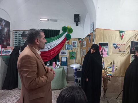 تصاویر/برپایی نمایشگاه راه روشن مدرسه علمیه کوثر در امامزاده منصور شهرستان زرندیه