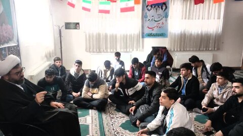 تصاویر دیدار جمعی از دانش آموزان الیگودرزی با امام‌ جمعه شهرستان