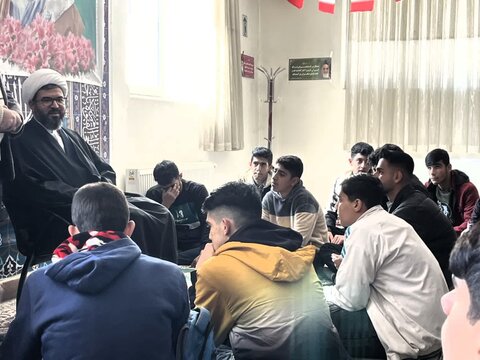 تصاویر دیدار جمعی از دانش آموزان الیگودرزی با امام‌ جمعه شهرستان
