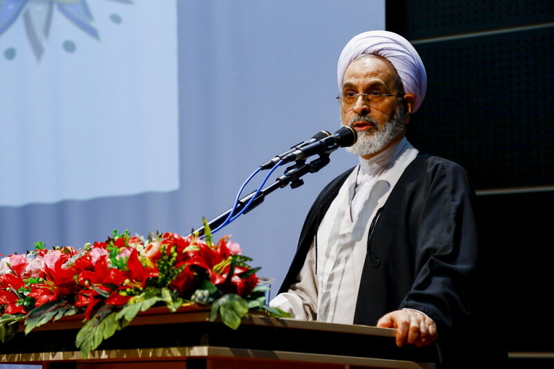 قم کانون و آغاز کننده فکر انقلاب اسلامی بود / شهروندان قم هویت قمی خود را شکوفا کنند