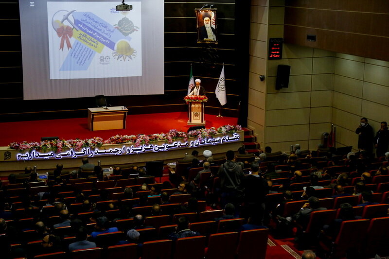 قم کانون و آغاز کننده فکر انقلاب اسلامی بود / شهروندان قم هویت قمی خود را شکوفا کنند