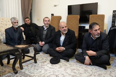حضور وزیر کشور در منزل «شهید امیدزاده» در کرمانشاه