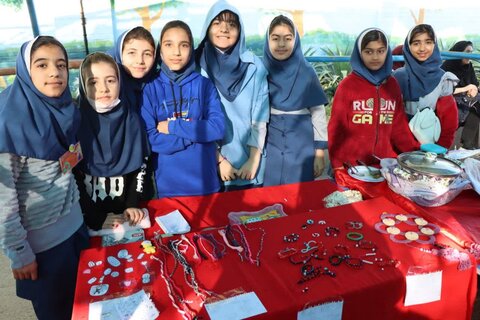 تصاویر/  بازدید امام جمعه عالیشهر از جشنواره غذا و دست سازه های دانش آموزان