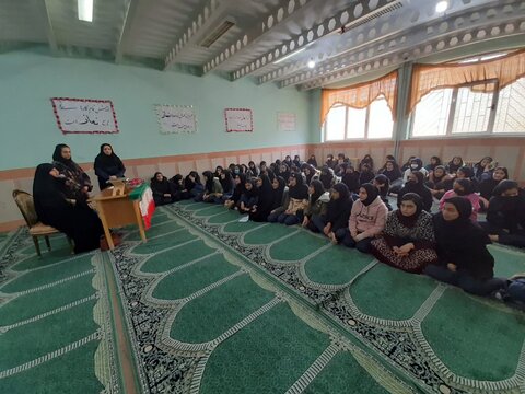 تصاویر برگزاری نشست های انقلاب و انتخابات در مدارس لرستان