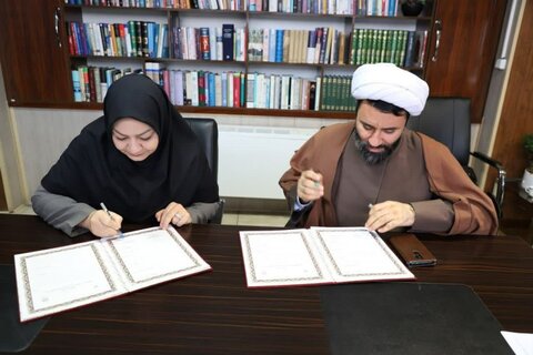 تصاویر/ امضاء تفاهم نامه همکاری حوزه‌ علمیه کردستان و نهاد کتابخانه‌های عمومی استان