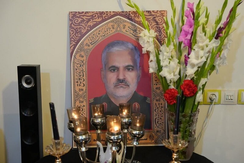 حضور وزیر کشور در منزل «شهید امیدزاده» در کرمانشاه+عکس