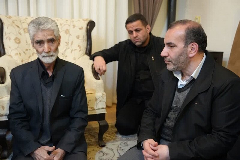 حضور وزیر کشور در منزل «شهید امیدزاده» در کرمانشاه+عکس