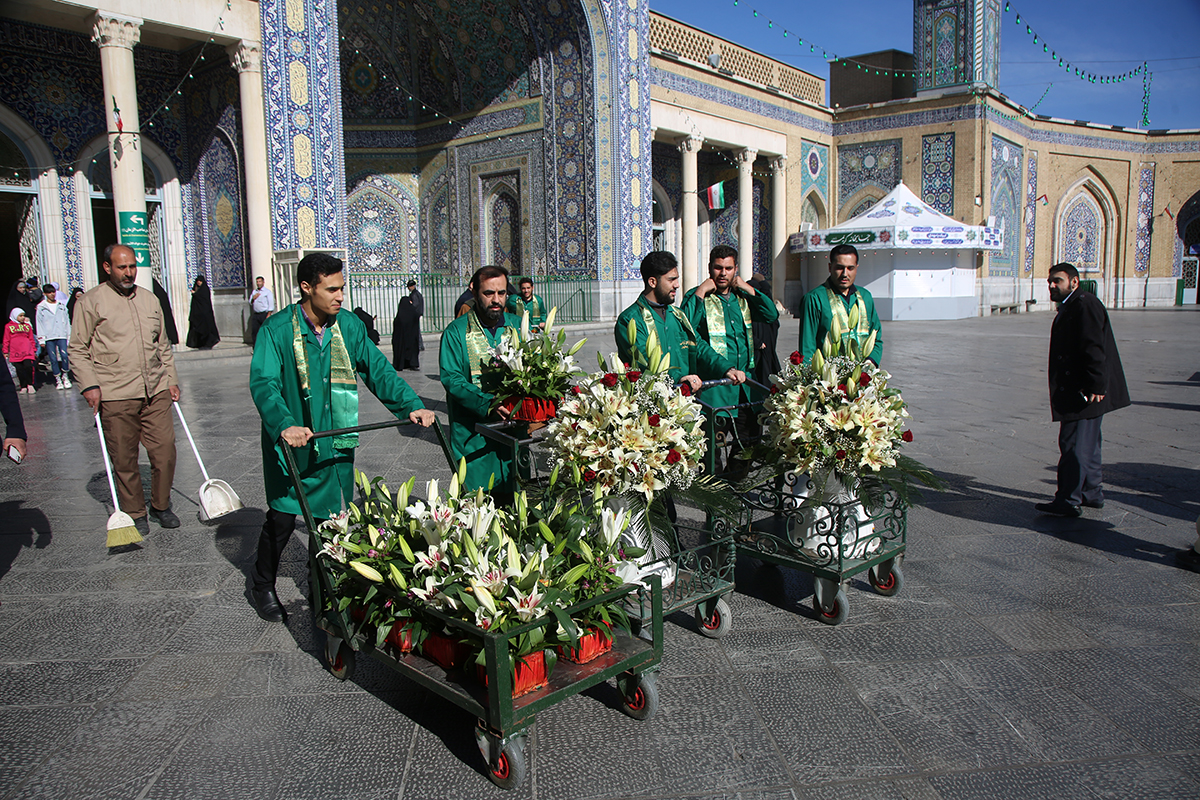 گل‌آرایی حرم حضرت معصومه (س) با ۵۰ هزار شاخه گل طبیعی