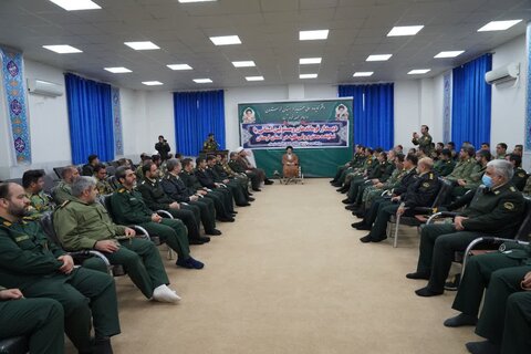 تصاویر دیدار فرماندهان نیروهای مسلح لرستان با نماینده ولی فقیه در استان