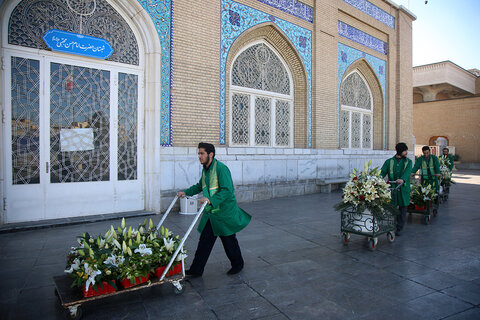 گل آرایی حرم مطهر حضرت معصومه(س) در آستانه عید سعید مبعث