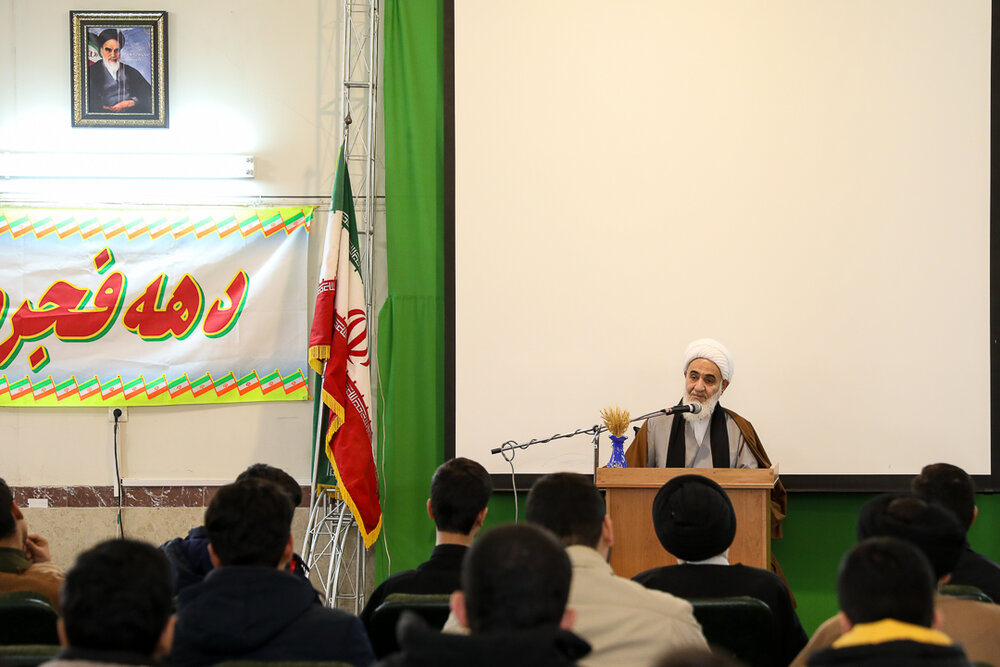 آینده روشن انقلاب هم باید دعا و چشمانداز ما باشد