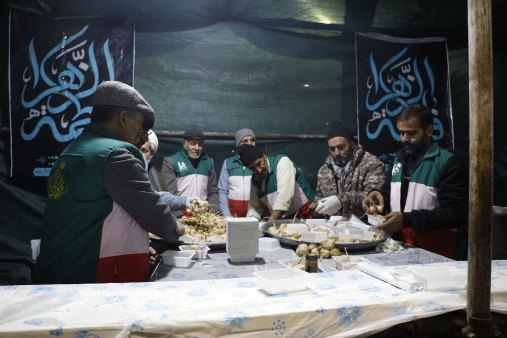 عزاداری هیئات و تشکلهای مذهبی پای چایخانه امام رضا(ع) در کاشان